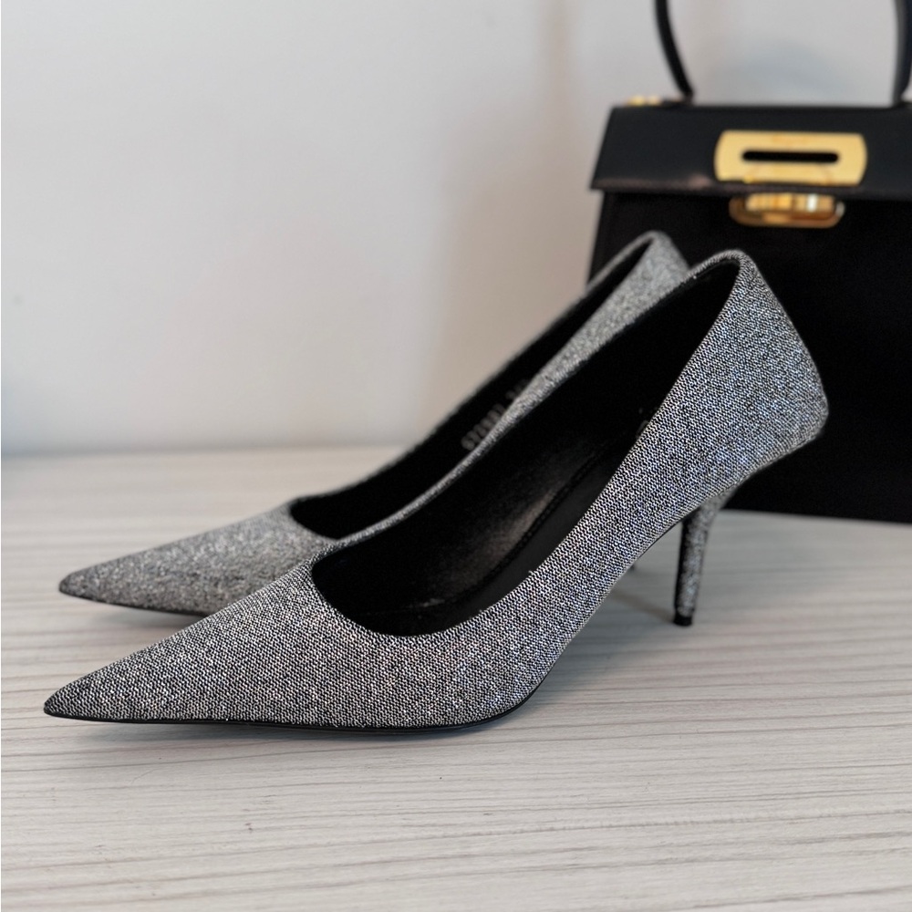 BALENCIAGA pumps
Shiny Fabric Square Knife 80mm